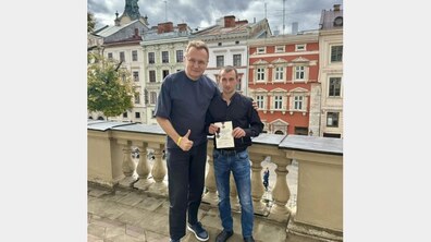 Фото: Мер Львова вручив спеціальну нагороду Головнокомандувача бійцю, який пройшов полон