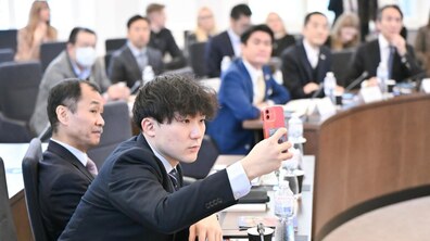 Японські бізнесмени приїхали до Львова. Зустріч у великій сесійній залі мерії