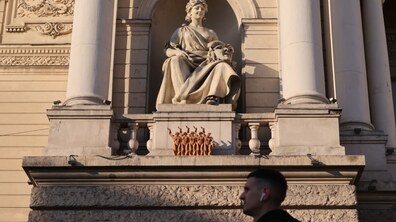 Мініскульптура на фасаді театру опери та балету у Львові.
