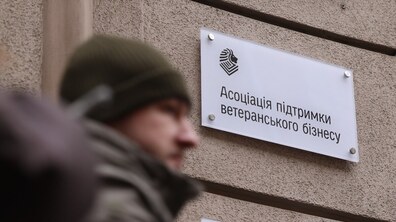 Вивіска на фасаді будинку з надписом 