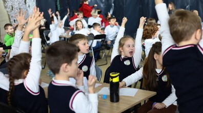 Учні сидять за столом під час змагань.