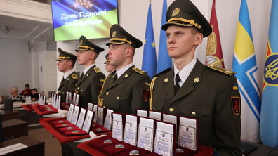 Військовослужбовці тримають в руках відзнаки