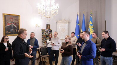 міський голова Львова в кабінеті відповідає на запитання учасників резиденції з управління відходами