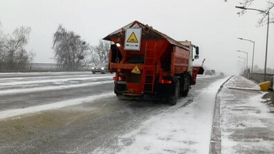піскороскидач посипадає протиожеледним матеріалом один із шляхопроводів Львова