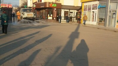 Фото: Комунальні служби продовжують дезінфікувати місто: миють вулиці, тротуари, зупинки транспорту, сходові клітки будинків