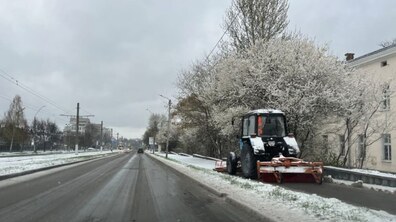 Фото: До прибирання вулиць від снігу залучено більше тисячі двірників та 38 машин спецтехніки