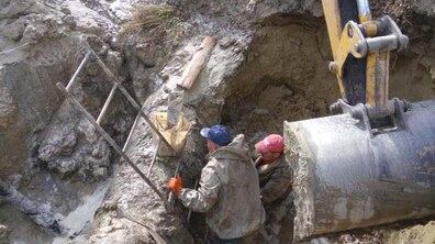 Фото: У Винниках ремонтують магістральний водогін