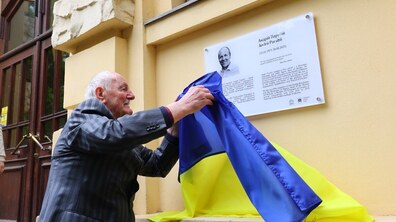 Батько Андрія Парубія символічно відкриває меморіальну таблицю, знімючи з неї прапор України