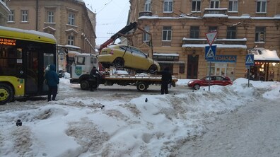 Фото: Через припарковані автомобілі, тролейбусні маршрути тимчасово курсують до вул. С. Бандери