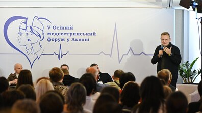 Мер Львова Андрій Садовий виступає на медсестринському форумі
