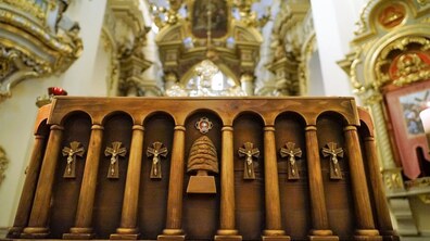 Фото: У Соборі св. Юра виставили для почитання гріб з мощами святого Шарбеля та розпочали моління дев’ятниці