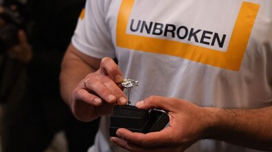 Фото: UNBROKEN та Kochut презентують прикрасу «Рукостискання» — символ єдності, відновлення та поваги