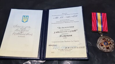Фото: Медик львівського центру допомоги захисникам отримав почесну відзнаку за досягнення у військовій службі
