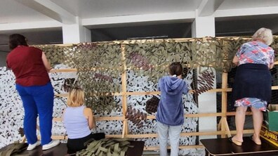 Фото: Мешканці модульного містечка у Львові збирають продукти і плетуть сітки українським захисникам