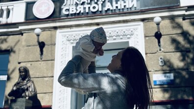 Фото: Здійснилась мрія: після кесаревого розтину 42-річна жінка у Львові третю дитину народила сама