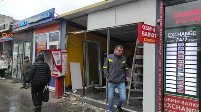Фото: Місто вдруге демонтує МАФ на вулиці Володимира Великого, 59