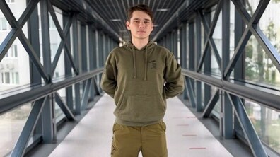 У центрі симетричного скляного коридору стоїть Гліб Портман. Він одягнений у зелену худі та оливкові шорти.