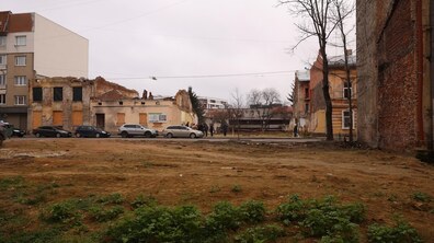 розчищена територія на вул. Братів Міхновських, 38, після демонтажу зруйнованого ворогом будинку