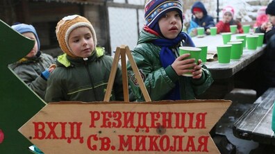 Діти з гарячими напоями в резиденції святого Миколая