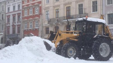 Фото: Сьогодні зранку в місті працювало 78 одиниць снігоприбиральної техніки