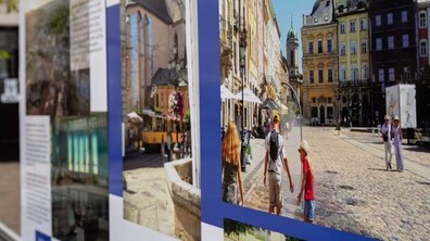Фотовиставка про Україну просто неба в Ризі. На великих інформаційних стендах розміщені світлини українських міст, зокрема Львова: історичні будівлі, бруковані вулиці та люди на площі Ринок.