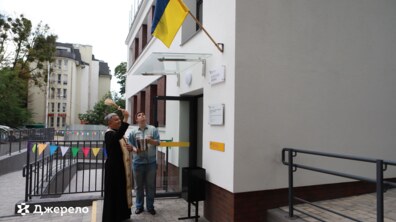 Священик освячує Будинок підтриманого проживання для людей з інвалідністю на вулиці Пасічній, 39