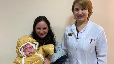 Фото: Львівські лікарі допомогли жінці вперше побачити своїх донечок