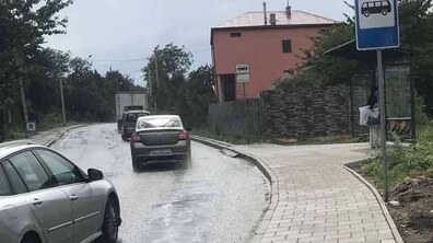 Фото: Поблизу містечка для жінок при надії облаштували тротуар та зупинку транспорту