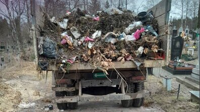 Фото: У Львові прибирають діючі цвинтарі: із Голосківського кладовища вивезли 10 вантажівок сміття