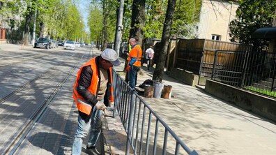 Фото: Цьогоріч пішохідне огородження у Львові фарбують у сірий колір: у всіх районах міста триває весняне прибирання