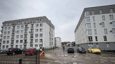 Фото: У Малехові забудовники замість медичного центру звели житло та добудували зайві поверхи
