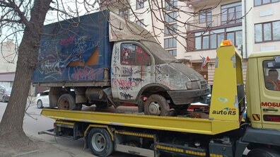 Фото: Простояла на тротуарі понад 6 років: у Львові на штрафмайданчик перемістили ще одну покинуту автівку