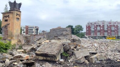 Фото: У Львові з Пагорба Слави демонтовують вхідні колони