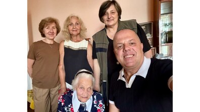 На фото Ганна Марченко (зліва) приймає вітання у домашній атмосфері. Поруч із нею – рідні та гості, які розділили цей особливий день.