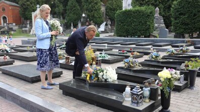 Фото: У День Державного Прапора України мер Львова поклав квіти до могил Героїв Небесної Сотні