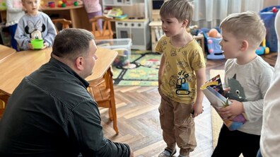 директор департаменту освіти та культури Андрій Закалюк спілкується з дітками в садочку.