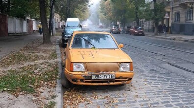 Фото: Власників покинутих авто просять забрати свої машини