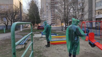 Фото: На території Львова проводять миття і дезінфекцію дитячих майданчиків