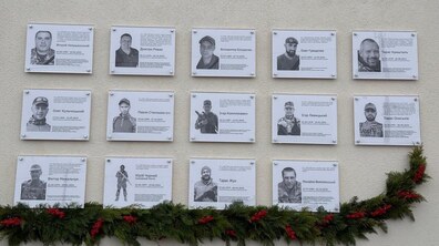 Меморіальні таблиці захисникам на фасаді однієї зі шкіл Львова. На кожній таблиці портрет полеглого та інформація про нього