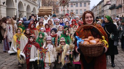 Учасники ходи, одягнені у традиційне народне вбрання.