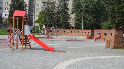 Фото: На вул. Кульпарківській, 141−143 завершуються роботи з облаштування громадського простору