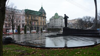 Фото: На наступний рік заплановано провести капітальний ремонт тротуарів по периметру площі біля пам’ятника Т. Шевченкові