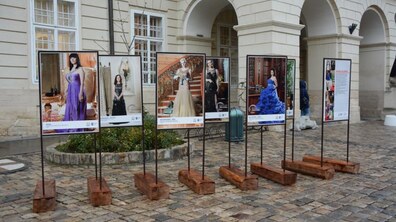 Фото: На головній площі міста, при вході в Ратушу, триває виставка світлин «Жінки на війні»