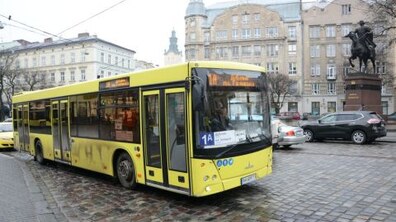 ілюстративне фото: великий жовтий автобус на одній із вулиць Львова