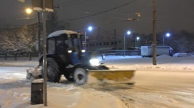 Фото: На лінії виїхало 35 піскорозкидувачів