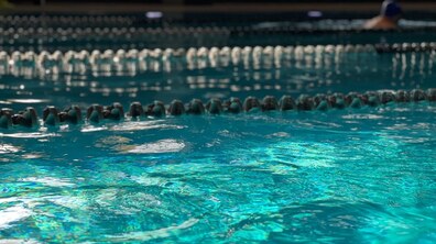 чиста прозора вода в одному з басейнів Львова