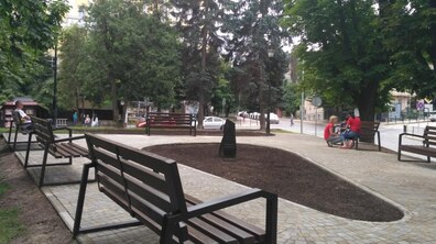 Фото: На пл. Яцека Куроня завершують ремонтні роботи: встановлено лавочки і облаштовано додаткову доріжку