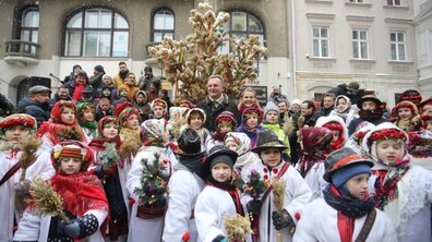Фото: В переддень Різдва у Львові встановили Різдвяного Дідуха
