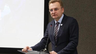 Фото: «Усі дороги мають бути відремонтовані, мають бути у доброму стані хідники, трамвайні колії, велодоріжки», - Андрій Садовий