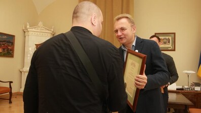 Фото: Міський голова вручив подяки волонтерам Благодійного товариства «Мій тато захищає Україну»